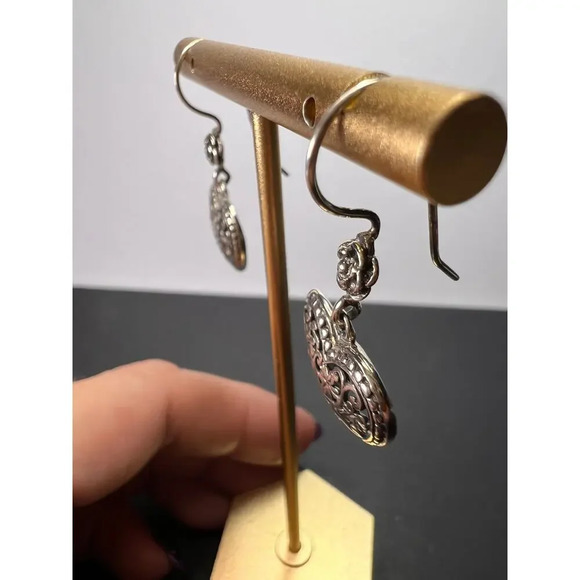 Sterling silver heart shaped earrings with floral design - Picture 4 of 8